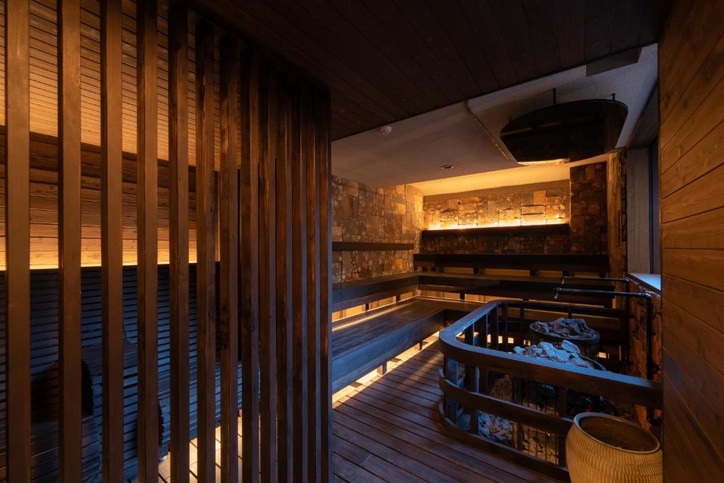 武雄市OND HOTEL（オンドホテル）的空空的桑拿浴室设有木墙和木地板