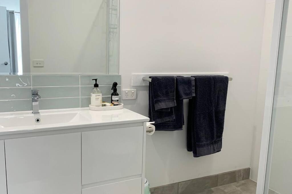 米尔迪拉Family home central to everything的白色的浴室设有水槽和镜子