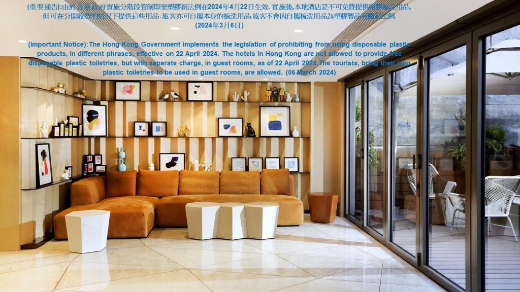 香港康境酒店的客厅配有大沙发和桌子