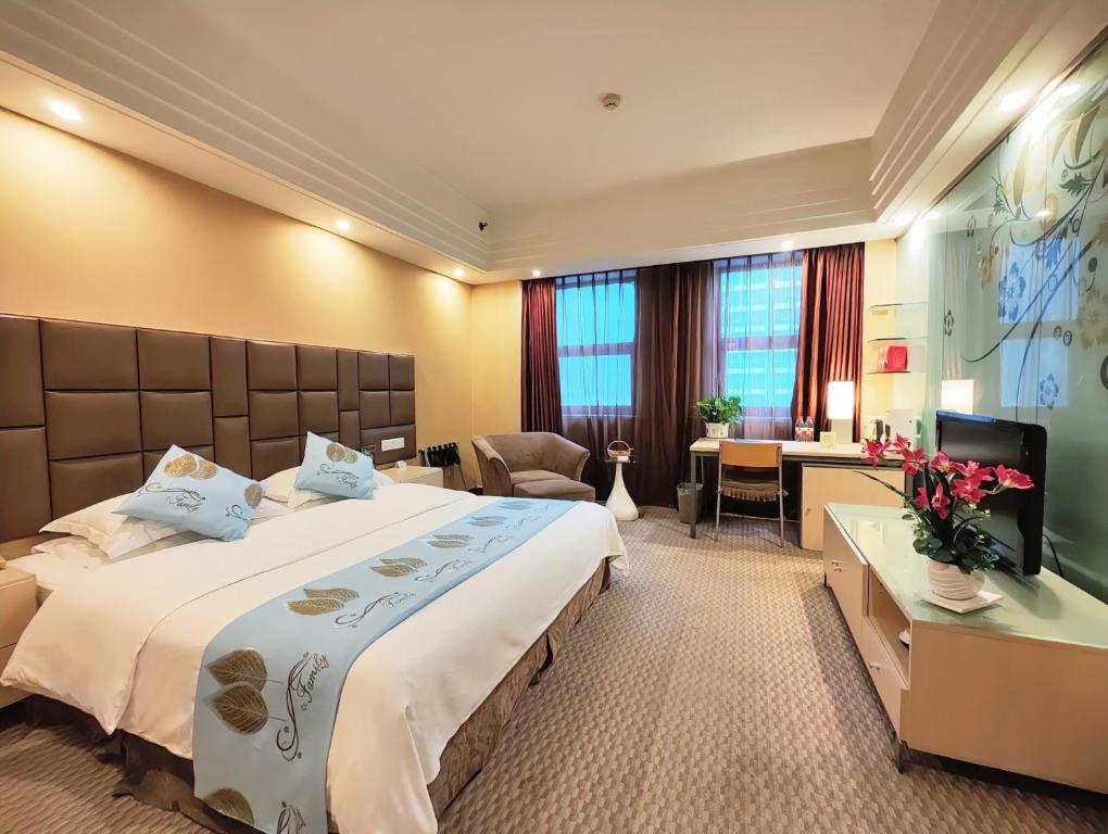 重庆重庆银河大酒店的酒店客房设有一张大床和一张书桌。
