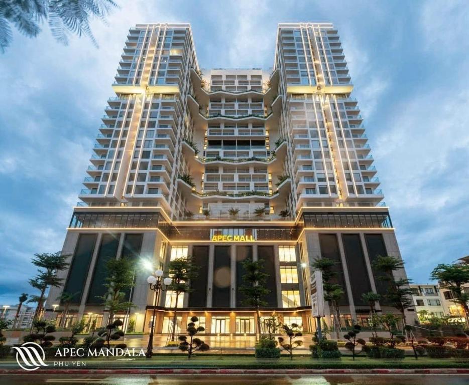 绥和市Luna Apartment - Apec Mandala Phú Yên的建筑物前两座高楼