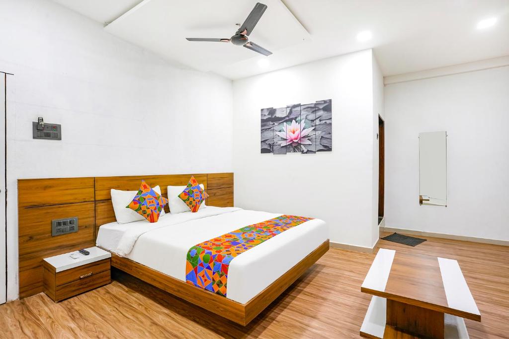 苏拉特FabHotel 7 Star的一间卧室配有一张床和吊扇