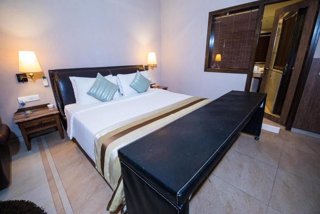 巴雷利Hotel Le Cypress的一间卧室配有一张大床和一张桌子