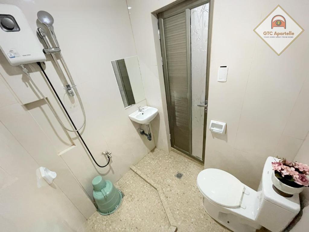 独鲁万GTC Apartelle的一间带卫生间和淋浴的小浴室