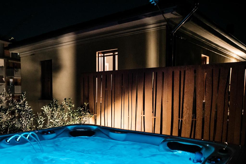 维罗纳Naboo Verona Luxury Suites的浴缸在晚上在房子前面