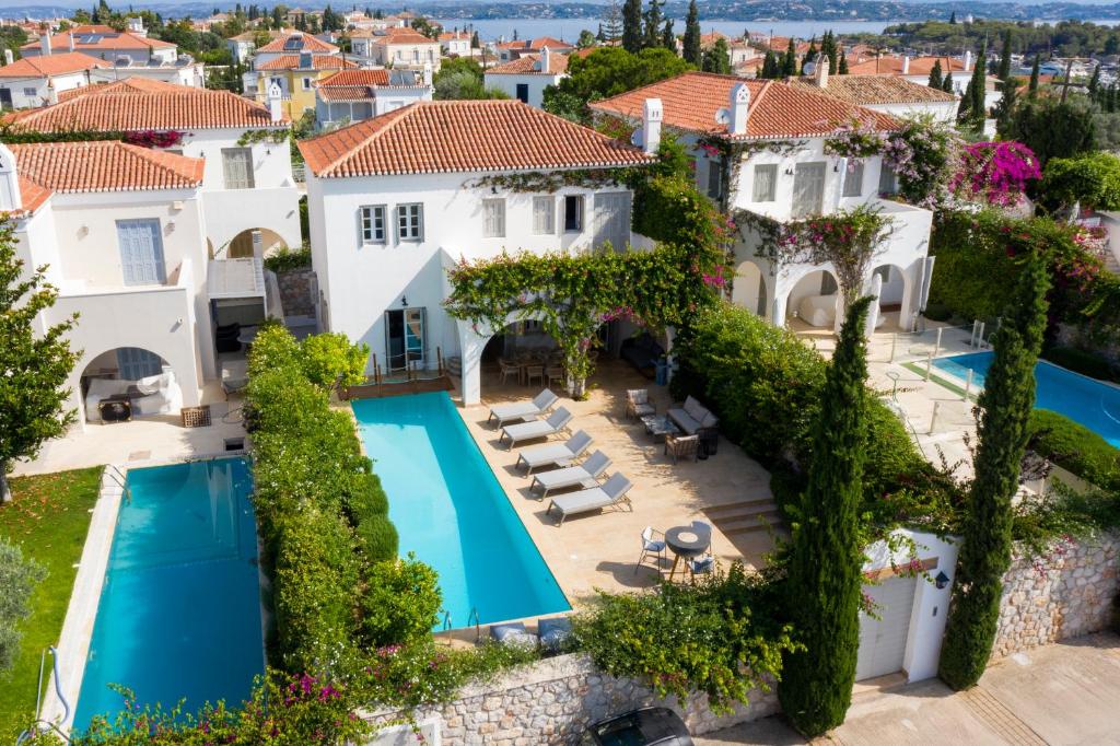 斯派赛斯Villa Karma的享有带游泳池的别墅的空中景致