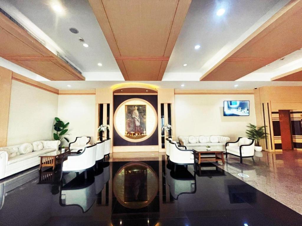 Ban Lam Rua TaekValaya Hotel Pathumthani的客厅配有白色家具和桌椅