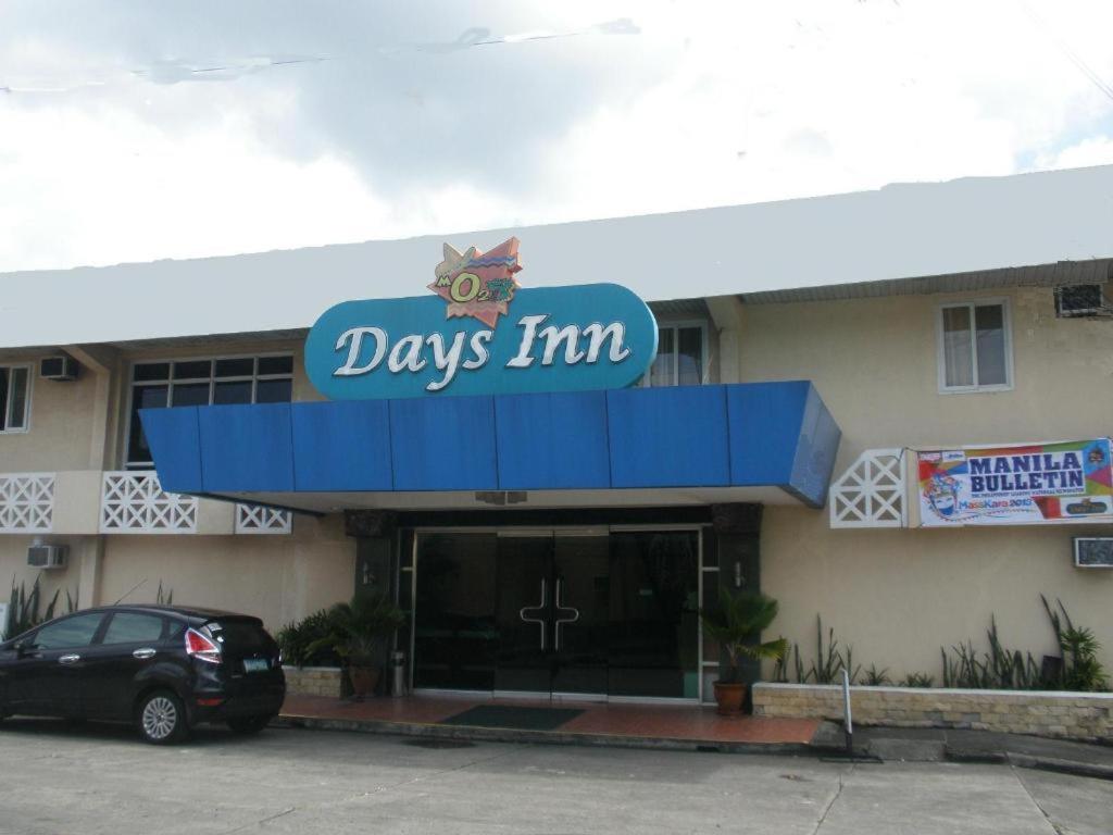 Taculing HaciendaMo2 Days Inn的一天的旅馆,门前有停车位