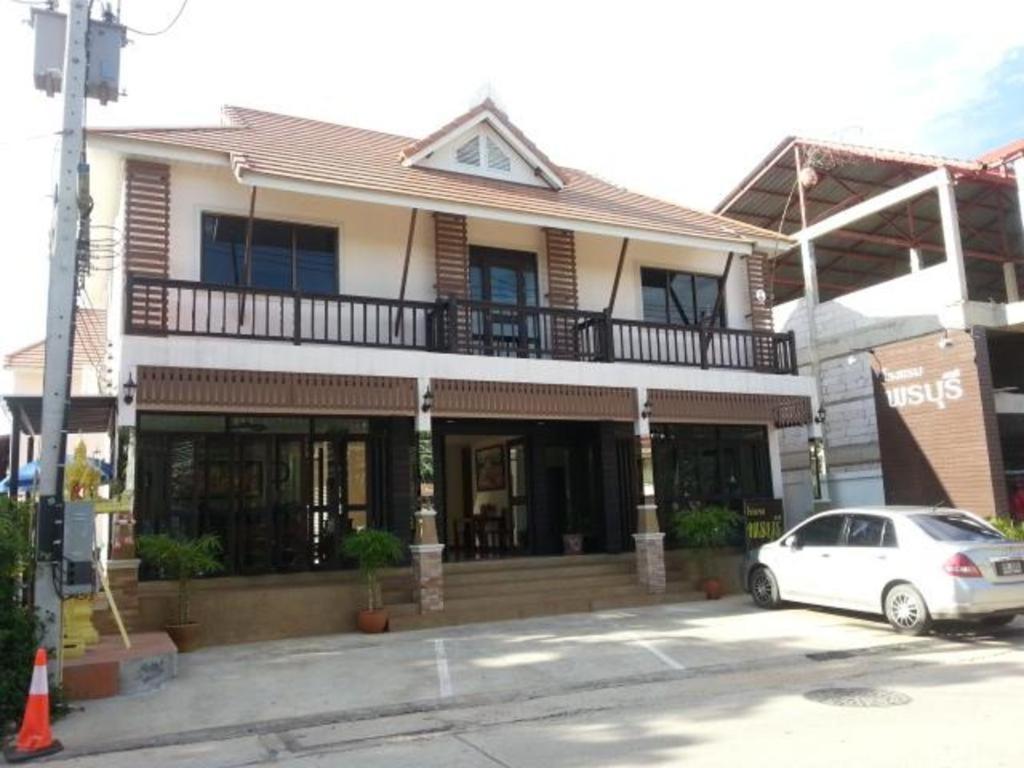 南府Ponburi Hotel的停在大楼前的白色汽车
