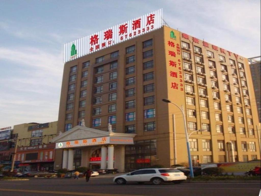 The Grace Hotel Shanghai Yexie的前面有停车位的建筑