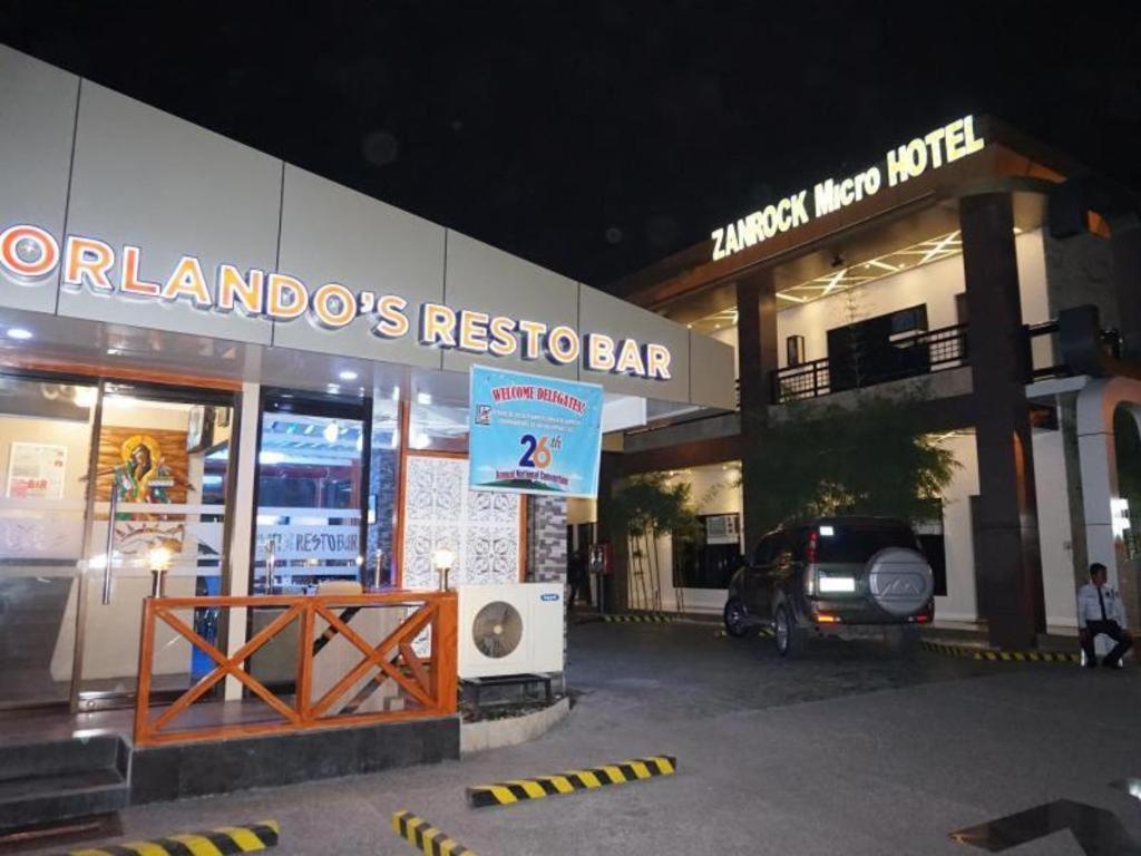 Lagao IIIZanrock Micro Hotel的晚上在餐厅前停车