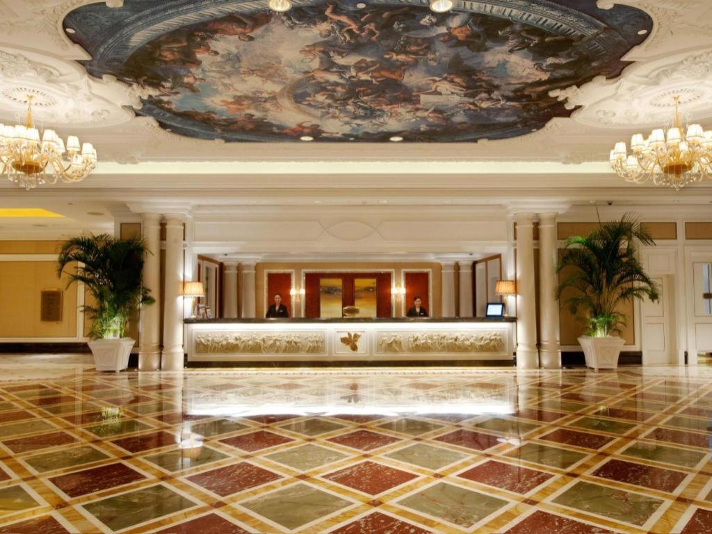 澳门L'Arc Hotel Macau的大堂设有天花板和绘画作品