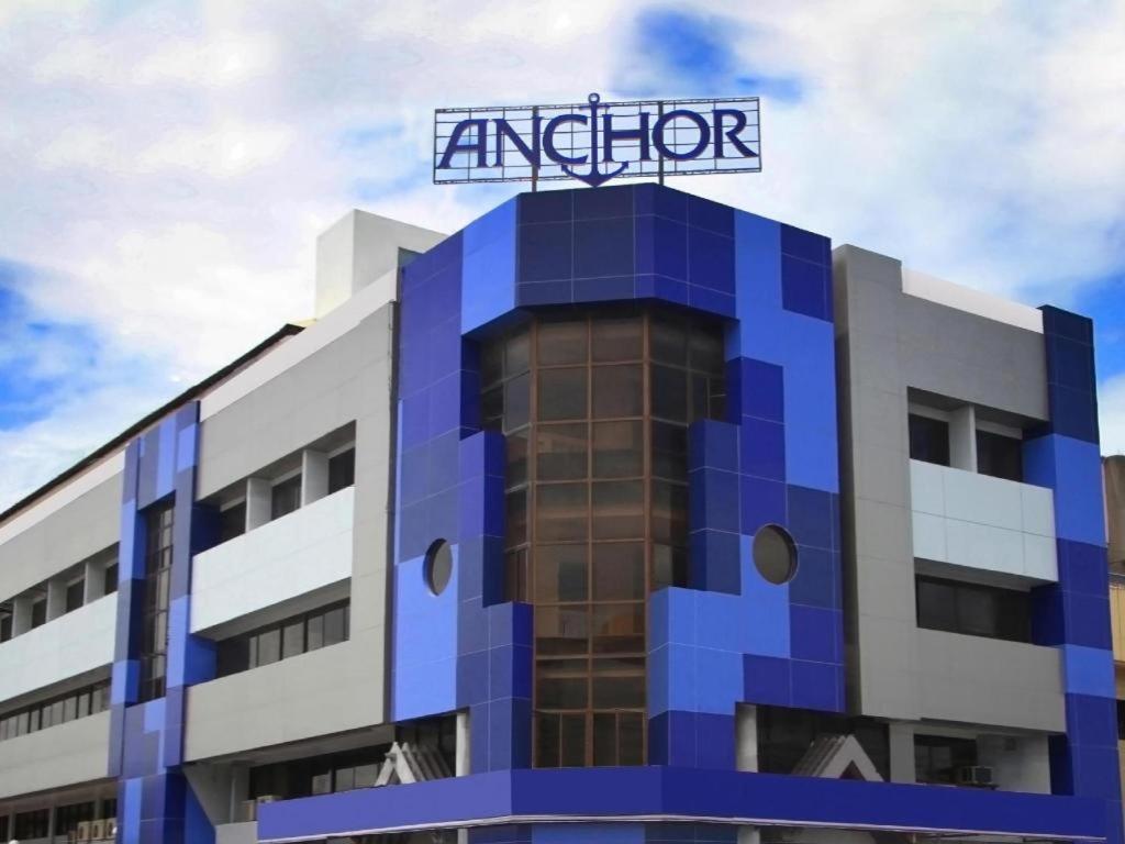 桑托斯将军城Anchor Hotel的上面有地雷标志的建筑