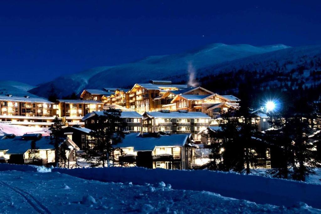 SurtebergNorefjell Ski & Spa, an Ascend Hotel Collection Member的夜间雪地中的度假村