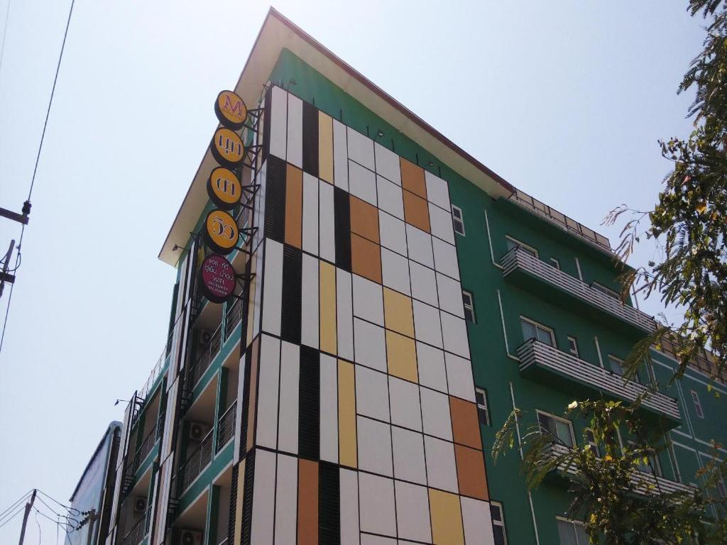 莫拉限Mukdaview Hotel的建筑的侧面有彩色瓷砖