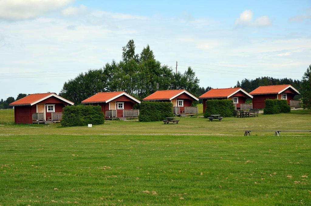 Ockelbo阿比戈壁中心假日公园的一块地里一排红色屋顶的小屋