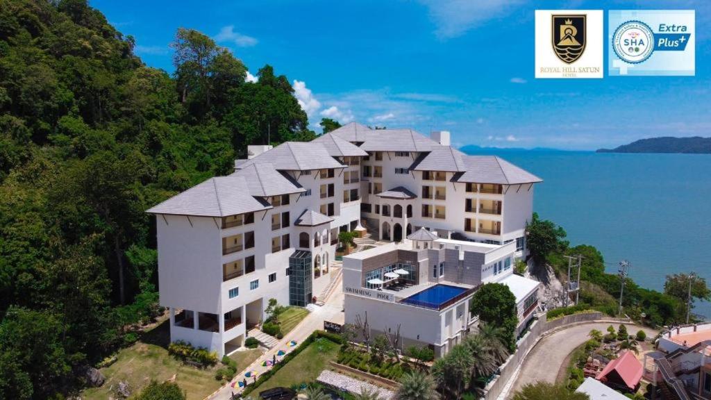 Ban Pak Ba RaRoyal Hill Satun Hotel的水边白色大建筑的空中景观