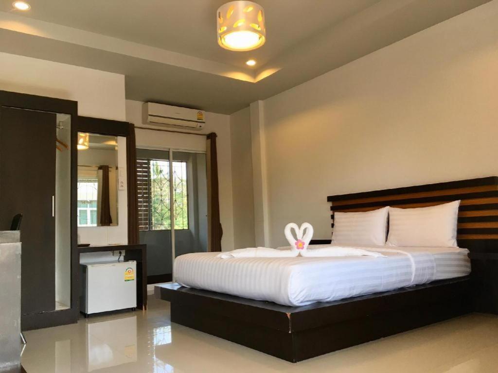 Ban Sok KaoBaan Ing Daan的一间卧室,配有一张带鲜花的床