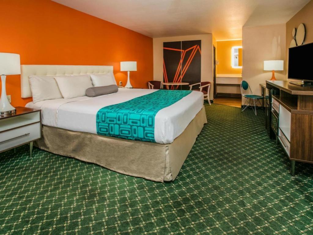 East FlagstaffHotel Flagstaff I-40 East Lucky Lane的酒店客房设有一张大床和一台电视。
