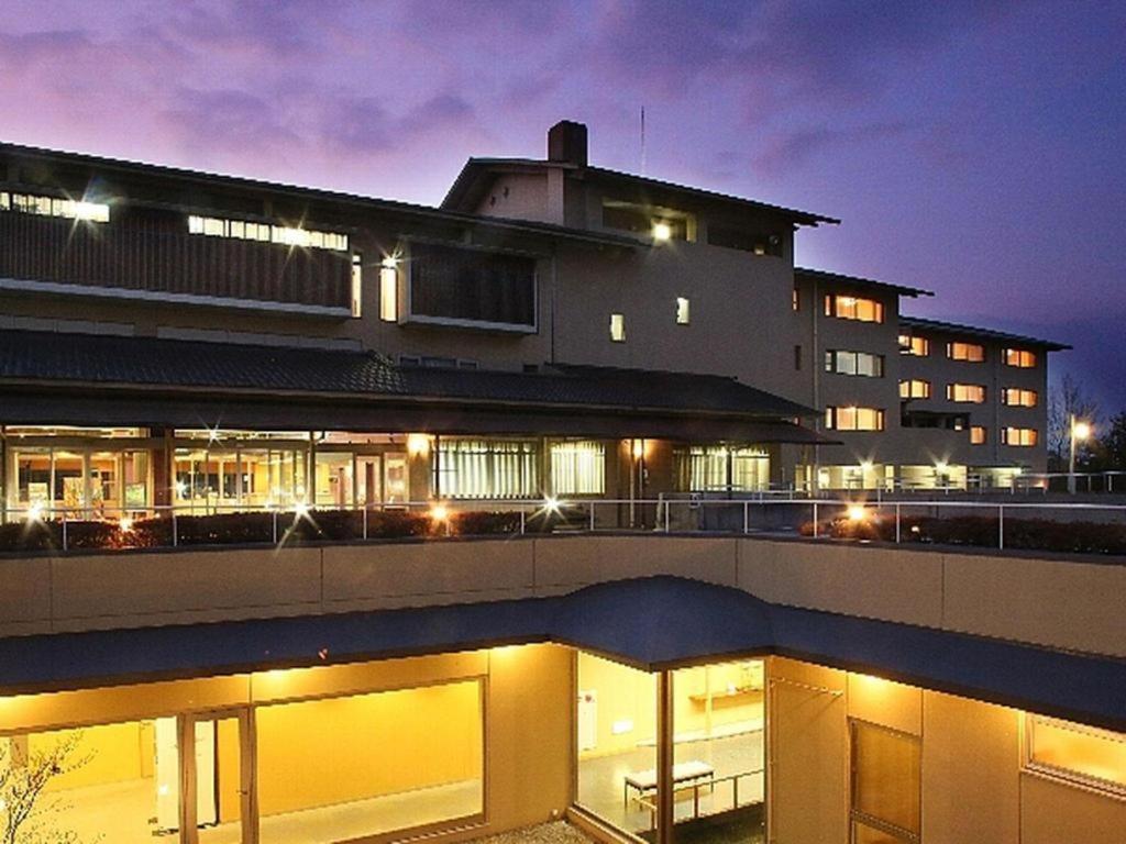 美作Hotel Sakushu Musashi的一座建筑,在晚上有灯