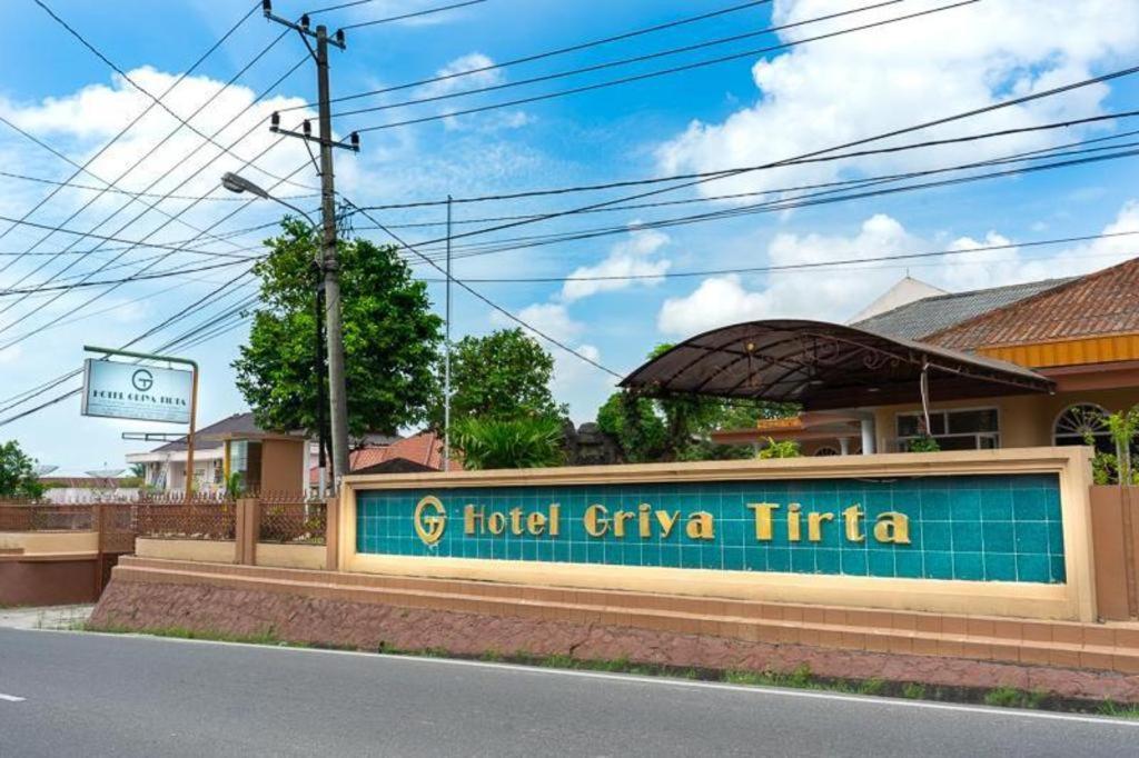 邦加槟港Hotel Griya Tirta的城市生活前的标志