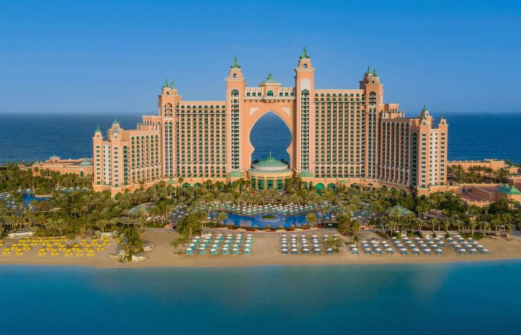 迪拜棕榈岛亚特兰蒂斯酒店的享有贝拉吉奥(Bellagio)度假胜地和赌场的空中景致