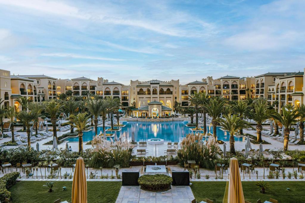杰迪代迈兹根海滩高尔夫度假酒店的享有带游泳池和棕榈树的度假村的景致