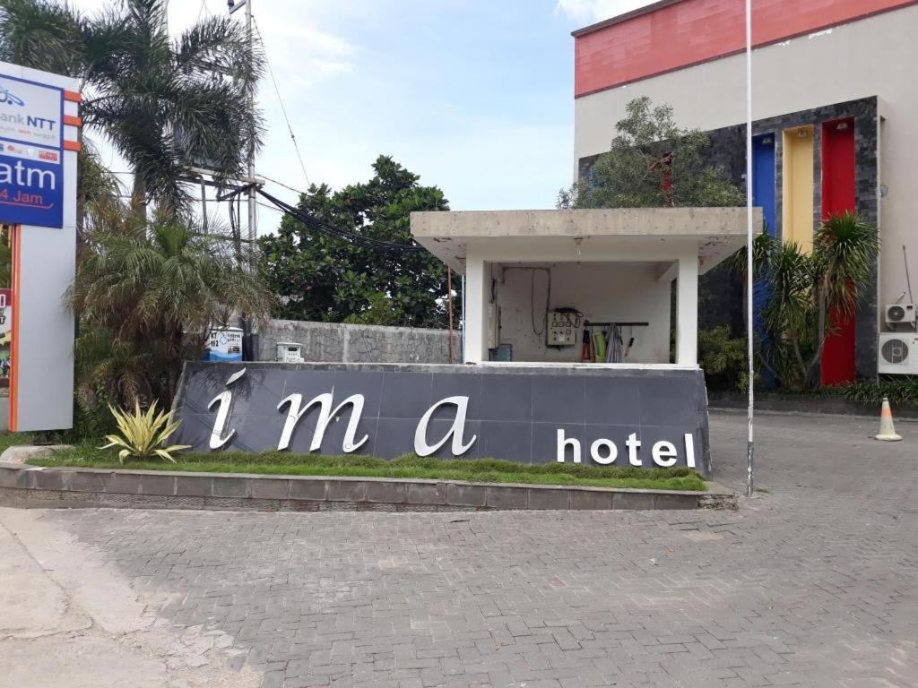 KlapalimaIma hotel的建筑前的酒店标志