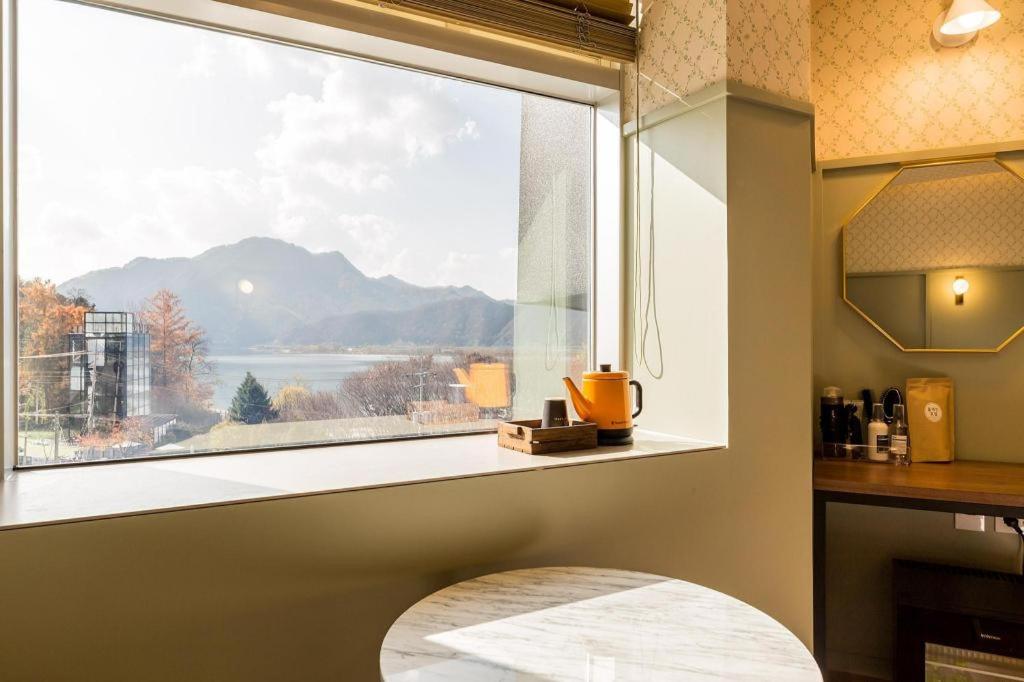 春川Plain Hotel的山景窗户。
