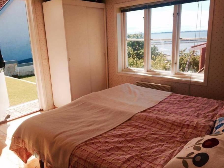 恩厄尔霍尔姆Cottage by the ocean的一间卧室设有一张床,享有海景