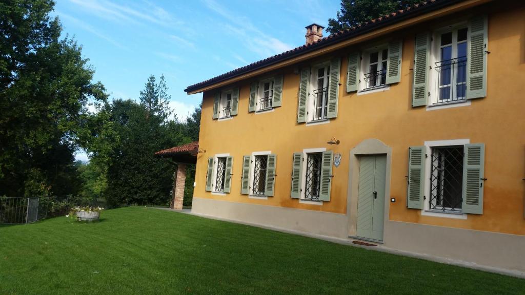 Rocchetta TanaroCascina Rollone的前面有绿色草坪的房子