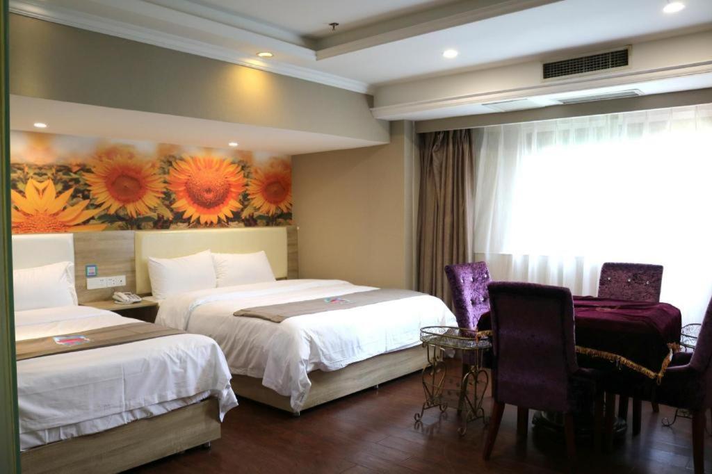 渝北PAI Hotel·Chongqing Jiangbei Airport Changfu Road Light Rail Station的酒店客房设有两张床和窗户。