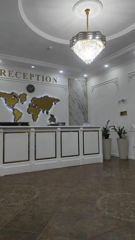 阿克托比Tanzharyk Hotel的墙上有一张世界地图的房间