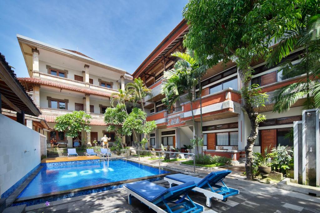 勒吉安Legian Village Beach Resort - CHSE Certified的大楼内带游泳池的公寓