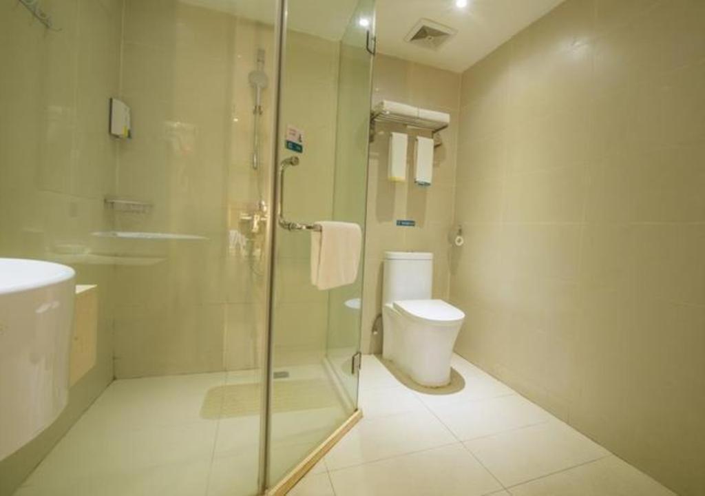 NanguangCity Comfort Inn Yibin Cuipingshan Park的一间带玻璃淋浴和卫生间的浴室
