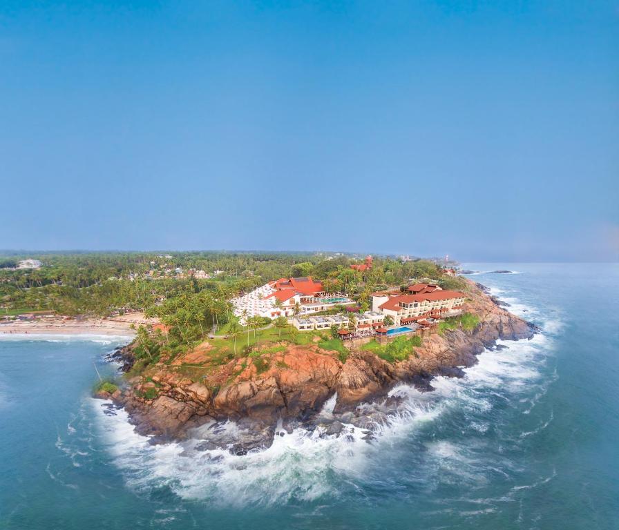 可瓦兰The Leela Kovalam, A Raviz Hotel的海洋岛屿的空中景观