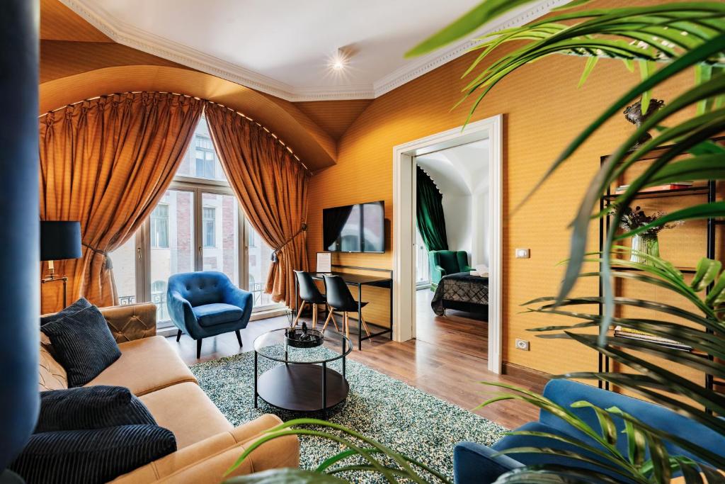布达佩斯Celine Residence Luxury的客厅配有沙发、椅子和镜子