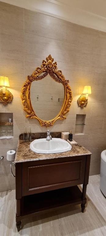 日惹Dandaman villa的浴室设有水槽和墙上的镜子