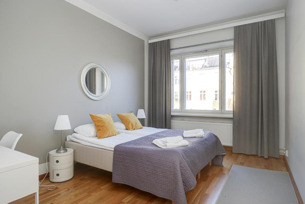 赫尔辛基Kotimaailma Apartments Kamppi - 1BR for 3 persons的白色的卧室设有床和窗户