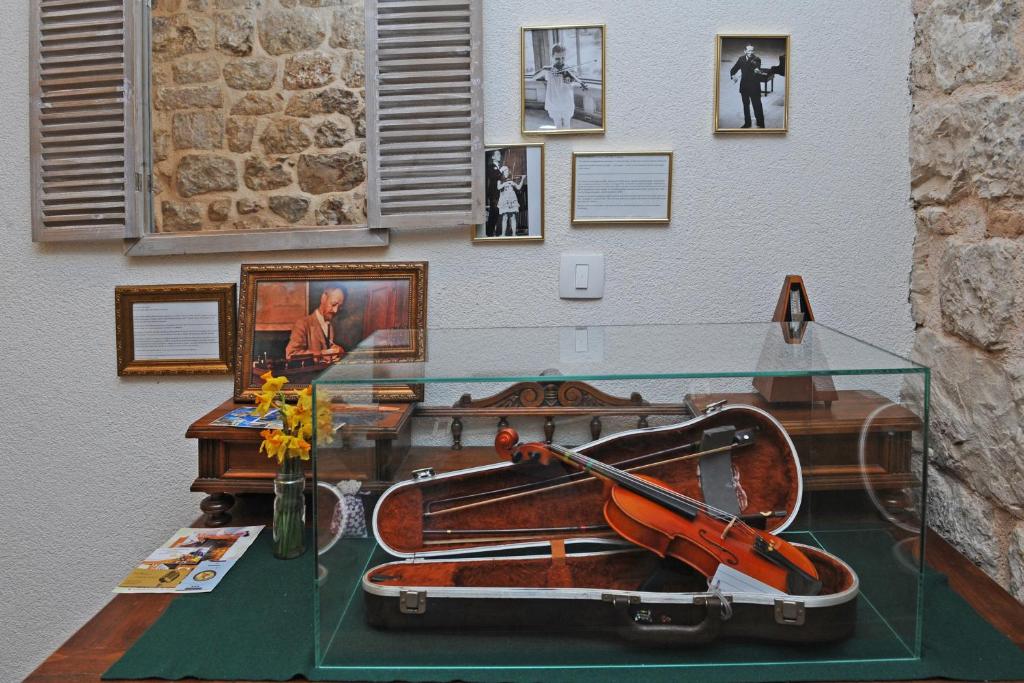 杜布罗夫尼克Ella la Bella III Dubrovnik Old town的上面有小提琴的玻璃桌