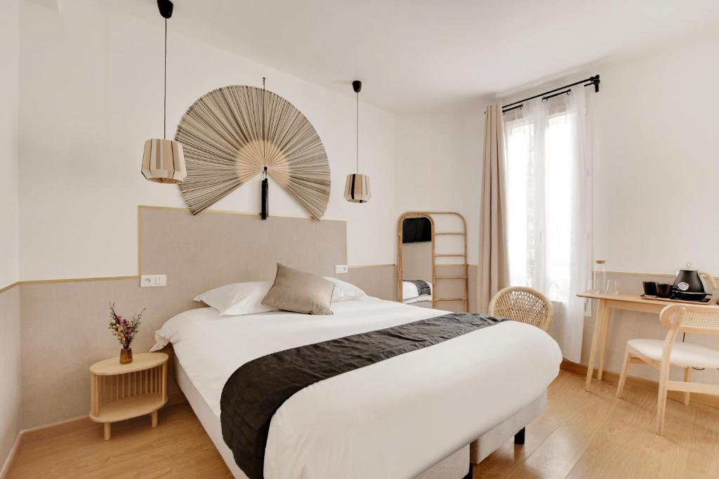 巴黎Maison Urbaine的卧室配有一张白色大床和一张书桌