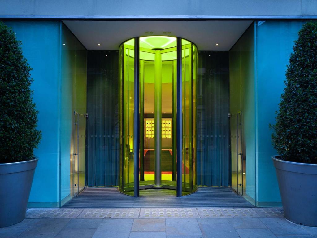 伦敦St Martins Lane London的带有绿色旋转门的建筑物入口