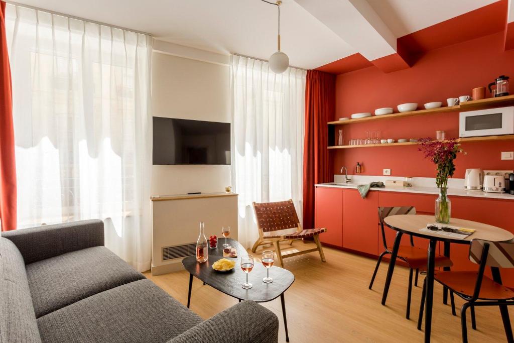 巴黎Beauquartier - Montorgueil的客厅配有沙发和桌子