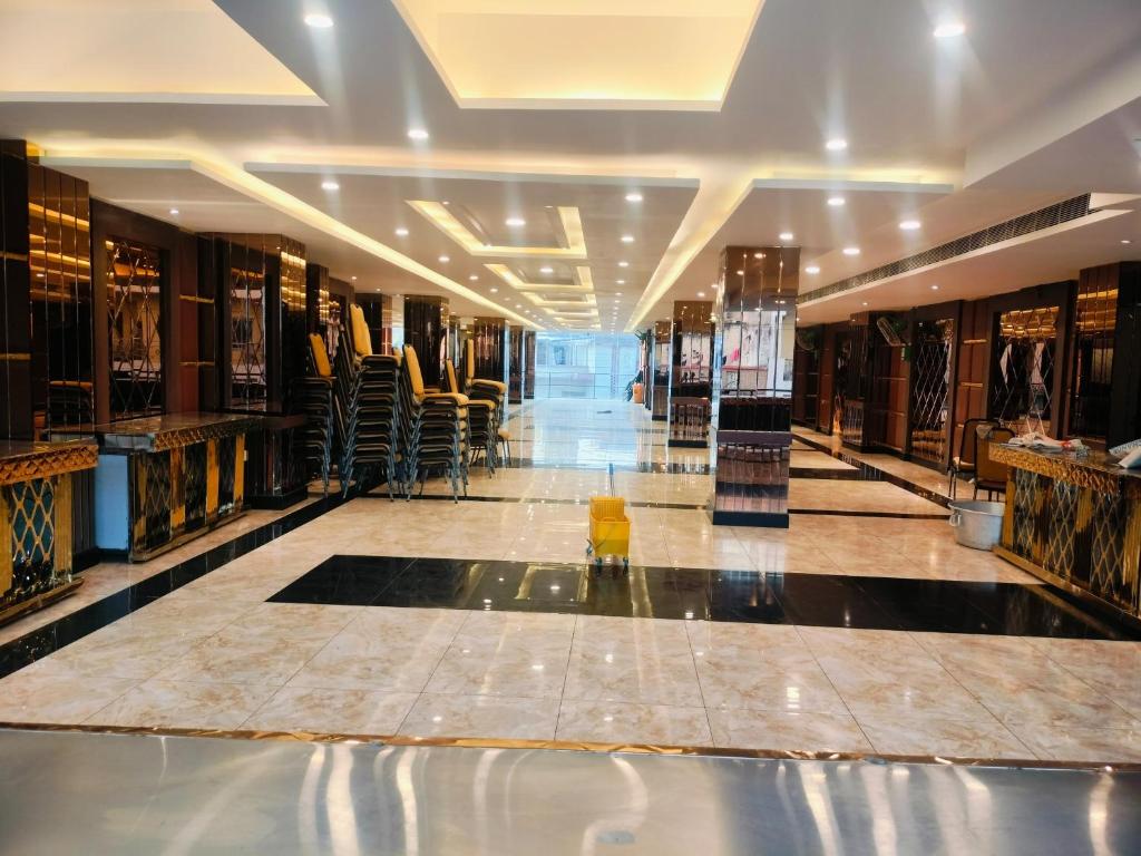 BīrganjHOTEL VRINDAVAN的铺在地板上,有黄色物品的服装店的过道