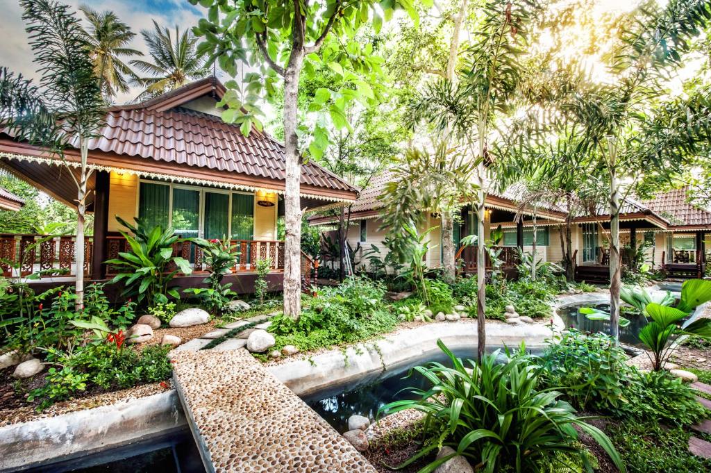 安帕瓦班南潘度假村的庭院前带游泳池的房子
