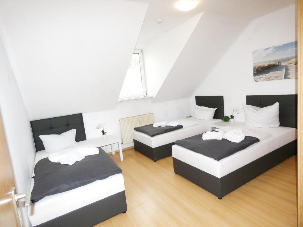 魏登SUNNYHOME Monteurwohnungen und Apartments in Weiden的白色和黑色客房的两张床