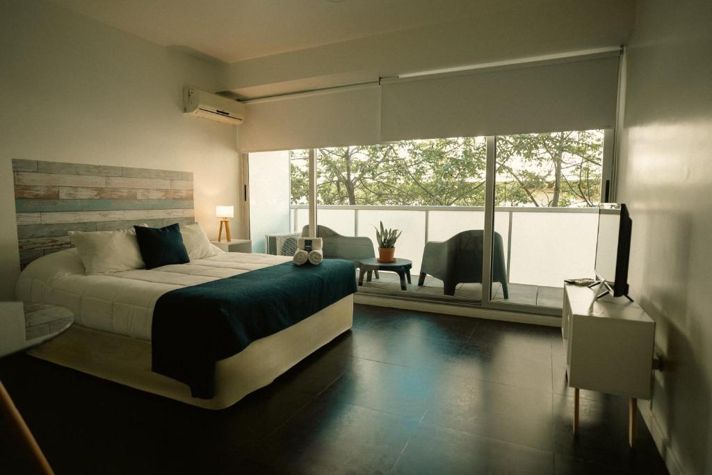 布宜诺斯艾利斯Sucre Suites的一间卧室设有一张床和一个大窗户