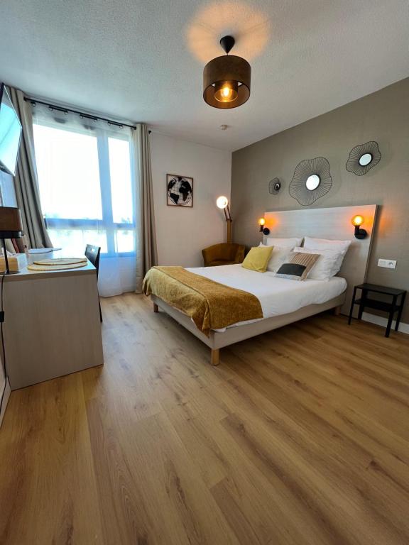 阿维尼翁Appart'Hotel - Gare TGV - Courtine - Confluence - 218的一间卧室设有一张大床和一个大窗户