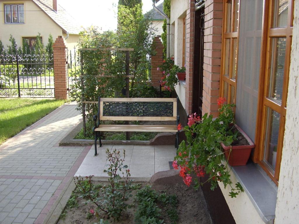 蒂萨菲赖德Eszter Vendégház的花房外的长凳
