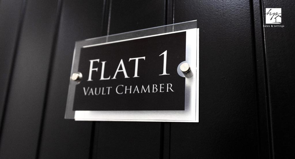 布赖尔利希尔Vault Chambers的门上读平坦的 ⁇ 门上的标志